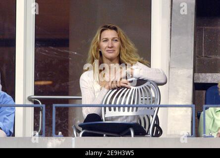 Der US-Amerikaner Andre Agassi besiegt den Rumänen Andrei Pavel in der Runde 1st der US Open 2006, die am 28. August 2006 in Flushing Meadow in New York City, NY, USA, stattfand. Der Spieler, der angekündigt hat, dass er nach diesem Turnier in den Ruhestand gehen wird, wurde von seiner Frau Steffi Graf und ihren beiden Kindern Jaden Gil und Jaz Elle unterstützt. Foto von Lionel Hahn/ABACAPRESS.COM Stockfoto