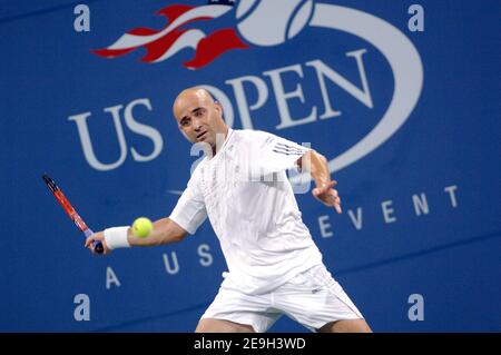 Der US-Amerikaner Andre Agassi besiegt den Rumänen Andrei Pavel in der Runde 1st der US Open 2006, die am 28. August 2006 in Flushing Meadow in New York City, NY, USA, stattfand. Der Spieler, der angekündigt hat, dass er nach diesem Turnier in den Ruhestand gehen wird, wurde von seiner Frau Steffi Graf und ihren beiden Kindern Jaden Gil und Jaz Elle unterstützt. Foto von Lionel Hahn/CAMELEON/ABACAPRESS.COM Stockfoto