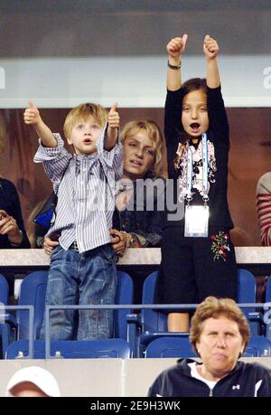 Der US-Amerikaner Andre Agassi besiegt den Rumänen Andrei Pavel in der Runde 1st der US Open 2006, die am 28. August 2006 in Flushing Meadow in New York City, NY, USA, stattfand. Der Spieler, der angekündigt hat, dass er nach diesem Turnier in den Ruhestand gehen wird, wurde von seiner Frau Steffi Graf und ihren beiden Kindern Jaden Gil und Jaz Elle unterstützt. Foto von Lionel Hahn/ABACAPRESS.COM Stockfoto