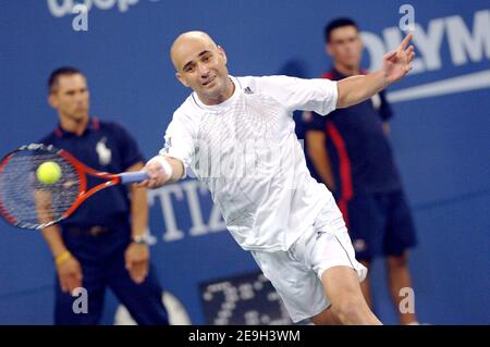 Der US-Amerikaner Andre Agassi besiegt den Rumänen Andrei Pavel in der Runde 1st der US Open 2006, die am 28. August 2006 in Flushing Meadow in New York City, NY, USA, stattfand. Der Spieler, der angekündigt hat, dass er nach diesem Turnier in den Ruhestand gehen wird, wurde von seiner Frau Steffi Graf und ihren beiden Kindern Jaden Gil und Jaz Elle unterstützt. Foto von Lionel Hahn/CAMELEON/ABACAPRESS.COM Stockfoto