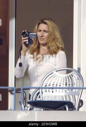 Der US-Amerikaner Andre Agassi besiegt den Rumänen Andrei Pavel in der Runde 1st der US Open 2006, die am 28. August 2006 in Flushing Meadow in New York City, NY, USA, stattfand. Der Spieler, der angekündigt hat, dass er nach diesem Turnier in den Ruhestand gehen wird, wurde von seiner Frau Steffi Graf und ihren beiden Kindern Jaden Gil und Jaz Elle unterstützt. Foto von Lionel Hahn/ABACAPRESS.COM Stockfoto