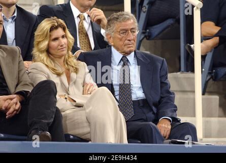 Sänger Tony Benet und ein Freund nehmen an den US Open 2006 Teil. In der Runde 1st besiegt der US-Amerikaner Andre Agassi am 28. August 2006 den Rumänen Andrei Pavel im Flushing Meadow Stadium in New York City, NY, USA. Foto von Lionel Hahn/ABACAPRESS.COM Stockfoto