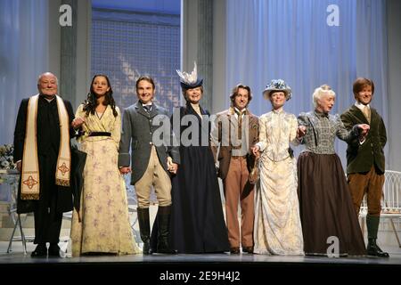 Die Besetzung posiert nach der Probe von Oscar Wildes Stück 'L'Wichtigkeit d'Etre Constant' unter der Regie von Pierre Laville am Theater Antoine in Paris, Frankreich am 29. August 2006. Phooto von Thierry Orban/ABACAPRESS.COM Stockfoto