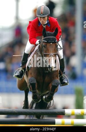 Die US-Amerikanerin Beezie Madden auf ihrem Pferd 'Authentic' bei der ersten Qualifikation für Einzel- und Mannschaftsspringen bei den Weltreiterspielen 2006 in Aachen, Deutschland, am 29. August 2006. Foto von Edwin Cook/Cameleon/ABACAPRESS.COM Stockfoto