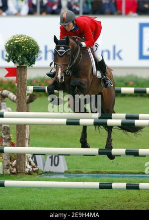 Die US-Amerikanerin Beezie Madden auf ihrem Pferd 'Authentic' bei der ersten Qualifikation für Einzel- und Mannschaftsspringen bei den Weltreiterspielen 2006 in Aachen, Deutschland, am 29. August 2006. Foto von Edwin Cook/Cameleon/ABACAPRESS.COM Stockfoto