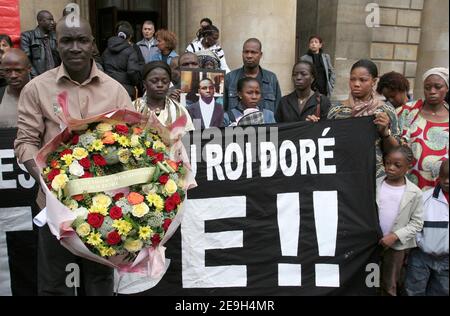 Hunderte demonstrieren am 29. August 2006 vor einem Gebäude in der Rue du ROI Dore in Paris, Frankreich, wo 7 Einwanderer vor einem Jahr bei einem dramatischen Brand ums Leben kamen. Foto von Nicolas Chauveau/ABACAPRESS.COM Stockfoto