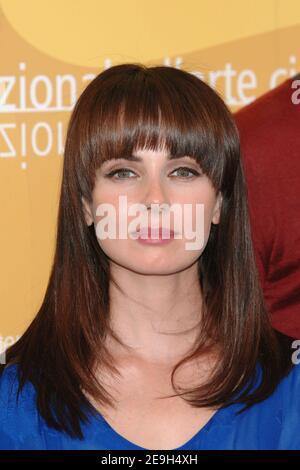 Die Schauspielerin und Darstellerin Mia Kirshner posiert während der Fotoschau für ihren neuen Film "die schwarze Dahlie" am 63rd. August 2006 beim alljährlichen Filmfestival Venedig in Venedig, Italien, 30. Foto von Nicolas Khayat/ABACAPRESS.COM Stockfoto
