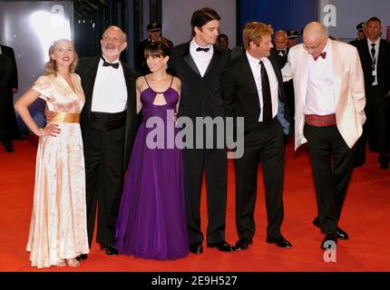 Regisseur Brian De Palma wird flankiert von Schauspielerinnen und Schauspielern Scarlett Johansson (L) und Mia Kirshner sowie Schauspielern und Darstellern Josh Hartnet (3rd R) und Aaron Eckhart sowie dem Autor James Ellroy (R) bei der Premiere seines neuen Films, "Die schwarze Dahlie", während des jährlichen Filmfestivals "Mostra" in Venedig 63rd, das am 30. August 2006 im Palazzio in Venedig, Italien, stattfindet. Foto von Nicolas Khayat/ABACAPRESS.COM Stockfoto