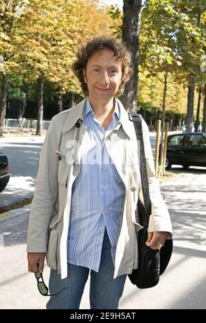 Der französische TV-Moderator Stephane Bern kommt im Pavillon Gabriel in Paris an, um am 30. August 2006 an der Aufzeichnung von Michel Druckers Talkshow "Vivement Dimanche" teilzunehmen.Foto von Denis Guignebourg/ABACAPRESS.COM Stockfoto