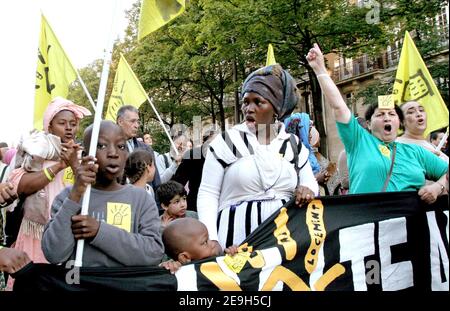 Hunderte von Personen, darunter viele undokumentierte Ausländer protestieren am 30. August 2006 in Paris, Frankreich. Die Demonstranten fordern eine Änderung der Einwanderungsgesetze des französischen Innenministers Nicolas Sarkozy und das Ende der Abschiebung. Sie fordern auch massive Regularisierungen für Migranten. Foto von Nicolas Chauveau/ABACAPRESS.COM Stockfoto