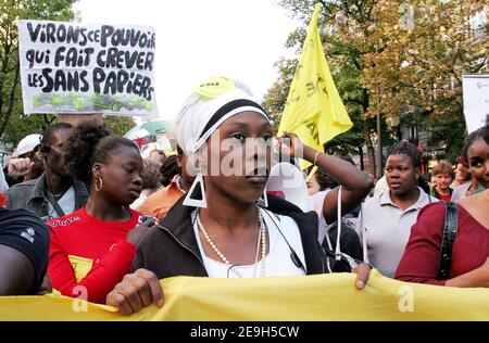 Hunderte von Personen, darunter viele undokumentierte Ausländer protestieren am 30. August 2006 in Paris, Frankreich. Die Demonstranten fordern eine Änderung der Einwanderungsgesetze des französischen Innenministers Nicolas Sarkozy und das Ende der Abschiebung. Sie fordern auch massive Regularisierungen für Migranten. Foto von Nicolas Chauveau/ABACAPRESS.COM Stockfoto