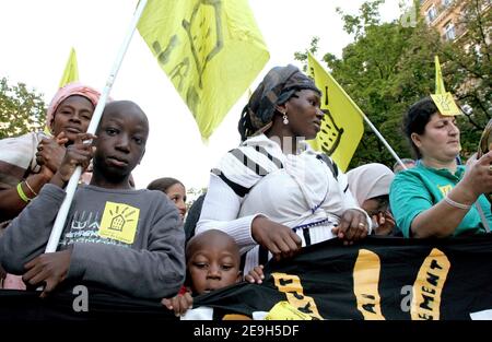 Hunderte von Personen, darunter viele undokumentierte Ausländer protestieren am 30. August 2006 in Paris, Frankreich. Die Demonstranten fordern eine Änderung der Einwanderungsgesetze des französischen Innenministers Nicolas Sarkozy und das Ende der Abschiebung. Sie fordern auch massive Regularisierungen für Migranten. Foto von Nicolas Chauveau/ABACAPRESS.COM Stockfoto