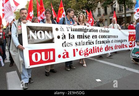 Hunderte von Personen, darunter viele undokumentierte Ausländer protestieren am 30. August 2006 in Paris, Frankreich. Die Demonstranten fordern eine Änderung der Einwanderungsgesetze des französischen Innenministers Nicolas Sarkozy und das Ende der Abschiebung. Sie fordern auch massive Regularisierungen für Migranten. Foto von Nicolas Chauveau/ABACAPRESS.COM Stockfoto