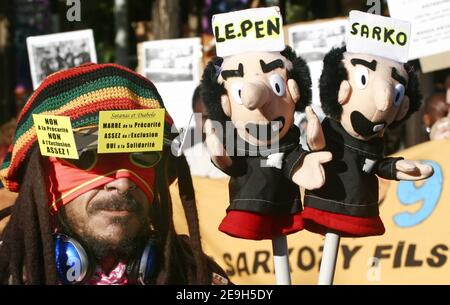 Hunderte von Personen, darunter viele undokumentierte Ausländer protestieren am 30. August 2006 in Paris, Frankreich. Die Demonstranten fordern eine Änderung der Einwanderungsgesetze des französischen Innenministers Nicolas Sarkozy und das Ende der Abschiebung. Sie fordern auch massive Regularisierungen für Migranten. Foto von Nicolas Chauveau/ABACAPRESS.COM Stockfoto