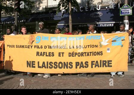 Hunderte von Personen, darunter viele undokumentierte Ausländer protestieren am 30. August 2006 in Paris, Frankreich. Die Demonstranten fordern eine Änderung der Einwanderungsgesetze des französischen Innenministers Nicolas Sarkozy und das Ende der Abschiebung. Sie fordern auch massive Regularisierungen für Migranten. Foto von Nicolas Chauveau/ABACAPRESS.COM Stockfoto