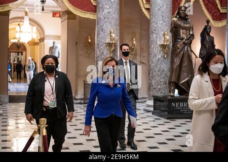 Washington, Vereinigte Staaten Von Amerika. Februar 2021, 04th. Die Sprecherin des Repräsentantenhauses der Vereinigten Staaten, Nancy Pelosi (Demokratin von Kalifornien), verlässt die Kammer des Repräsentantenhauses bei einer Abstimmung über die Resolution 72: Die Entfernung eines bestimmten Mitglieds aus bestimmten ständigen Ausschüssen des Repräsentantenhauses, am Donnerstag, den 4. Februar 2021, im US-Kapitol in Washington, DC. Quelle: Rod Lampey/CNP Credit: dpa/Alamy Live News Stockfoto