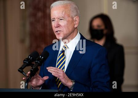 Washington, DC, USA. Februar 2021, 04th. US-Präsident Joe Biden hält eine außenpolitische Rede vor dem US-Außenministerium in Washington, DC, USA, am 04. Februar 2021.Biden kündigte an, dass er die Unterstützung der saudischen Offensive im Jemen durch die USA einstellt.Quelle: Jim LoScalzo/Pool via CNP Quelle: dpa/Alamy Live News Stockfoto