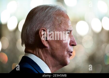 Washington, DC, USA. Februar 2021, 04th. US-Präsident Joe Biden hält eine außenpolitische Rede vor dem US-Außenministerium in Washington, DC, USA, am 04. Februar 2021.Biden kündigte an, dass er die Unterstützung der saudischen Offensive im Jemen durch die USA einstellt.Quelle: Jim LoScalzo/Pool via CNP Quelle: dpa/Alamy Live News Stockfoto