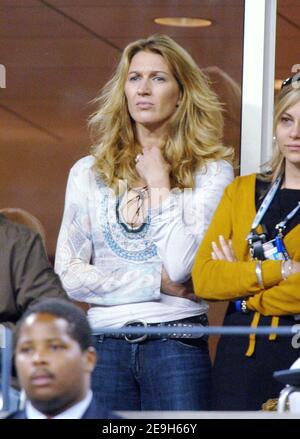 Steffi Graf unterstützt ihren Mann Andre Agassi, als er Marcos Baghdatis bei den US Open 2006 in New York City, NY, USA, am 31. August 2006 besiegt. Foto von Lionel Hahn/CAMELEON/ABACAPRESS.COM Stockfoto