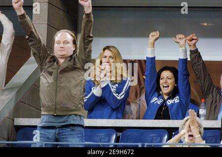 Steffi Graf unterstützt ihren Mann Andre Agassi, als er Marcos Baghdatis bei den US Open 2006 in New York City, NY, USA, am 31. August 2006 besiegt. Foto von Lionel Hahn/CAMELEON/ABACAPRESS.COM Stockfoto
