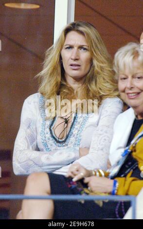 Steffi Graf unterstützt ihren Mann Andre Agassi, als er Marcos Baghdatis bei den US Open 2006 in New York City, NY, USA, am 31. August 2006 besiegt. Foto von Lionel Hahn/CAMELEON/ABACAPRESS.COM Stockfoto