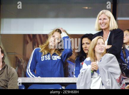 Steffi Graf unterstützt ihren Mann Andre Agassi, als er Marcos Baghdatis bei den US Open 2006 in New York City, NY, USA, am 31. August 2006 besiegt. Foto von Lionel Hahn/CAMELEON/ABACAPRESS.COM Stockfoto