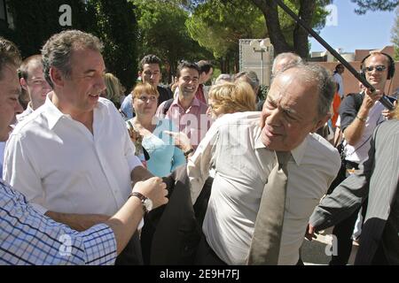 UDF-Chef Francois Bayrou besucht zusammen mit seinen Gästen Michel Rocard , Michel Barnier und Jean-Marie Cavada am 1. September 2006 die UDF-Sommeruniversität in La Grande Motte, Südfrankreich. Foto von Pascal Parrot/ABACAPRESS.COM Stockfoto