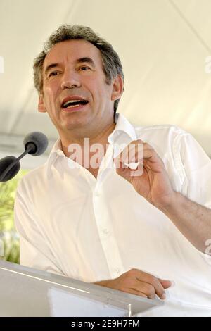 UDF-Chef Francois Bayrou besucht zusammen mit seinen Gästen Michel Rocard , Michel Barnier und Jean-Marie Cavada am 1. September 2006 die UDF-Sommeruniversität in La Grande Motte, Südfrankreich. Foto von Pascal Parrot/ABACAPRESS.COM Stockfoto