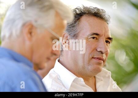 UDF-Chef Francois Bayrou besucht zusammen mit seinen Gästen Michel Rocard , Michel Barnier und Jean-Marie Cavada am 1. September 2006 die UDF-Sommeruniversität in La Grande Motte, Südfrankreich. Foto von Pascal Parrot/ABACAPRESS.COM Stockfoto