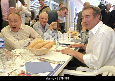 UDF-Chef Francois Bayrou besucht zusammen mit seinen Gästen Michel Rocard , Michel Barnier und Jean-Marie Cavada am 1. September 2006 die UDF-Sommeruniversität in La Grande Motte, Südfrankreich. Foto von Pascal Parrot/ABACAPRESS.COM Stockfoto