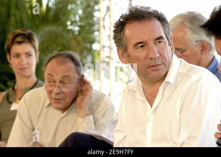 UDF-Chef Francois Bayrou besucht zusammen mit seinen Gästen Michel Rocard , Michel Barnier und Jean-Marie Cavada am 1. September 2006 die UDF-Sommeruniversität in La Grande Motte, Südfrankreich. Foto von Pascal Parrot/ABACAPRESS.COM Stockfoto