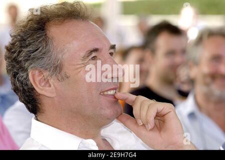 UDF-Chef Francois Bayrou besucht zusammen mit seinen Gästen Michel Rocard , Michel Barnier und Jean-Marie Cavada am 1. September 2006 die UDF-Sommeruniversität in La Grande Motte, Südfrankreich. Foto von Pascal Parrot/ABACAPRESS.COM Stockfoto