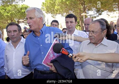 UDF-Chef Francois Bayrou besucht zusammen mit seinen Gästen Michel Rocard , Michel Barnier und Jean-Marie Cavada am 1. September 2006 die UDF-Sommeruniversität in La Grande Motte, Südfrankreich. Foto von Pascal Parrot/ABACAPRESS.COM Stockfoto