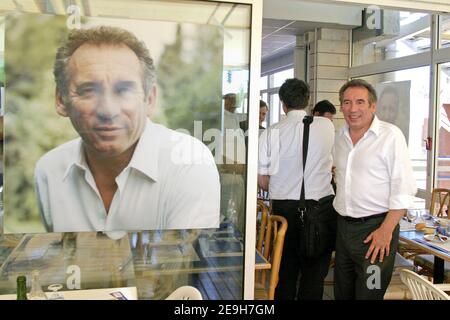 UDF-Chef Francois Bayrou besucht zusammen mit seinen Gästen Michel Rocard , Michel Barnier und Jean-Marie Cavada am 1. September 2006 die UDF-Sommeruniversität in La Grande Motte, Südfrankreich. Foto von Pascal Parrot/ABACAPRESS.COM Stockfoto