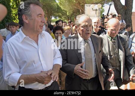 UDF-Chef Francois Bayrou besucht zusammen mit seinen Gästen Michel Rocard , Michel Barnier und Jean-Marie Cavada am 1. September 2006 die UDF-Sommeruniversität in La Grande Motte, Südfrankreich. Foto von Pascal Parrot/ABACAPRESS.COM Stockfoto