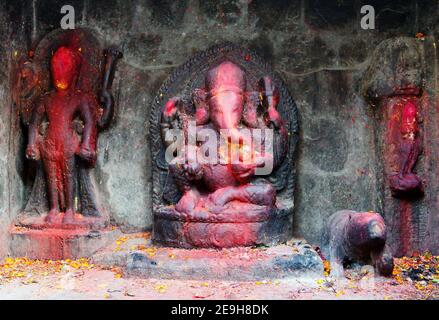 Rot gemalter Lord Ganesha in Kathmandu während des Festivals Stockfoto