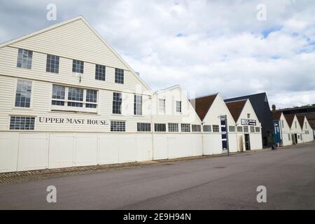 Vorderfassade des Holzgebäudes mit Schiffsverkleidungen bestehend aus dem Upper Mast House / Masthouse, Capstan Makers und den Pump Makers Schuppen. Chatham historische Werft England Großbritannien. (121) Stockfoto