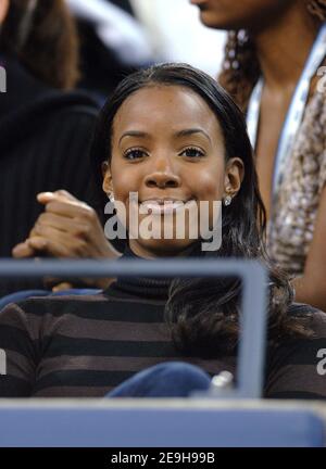 Kelly Rowland nimmt an der 4th Runde Spiel zwischen Amelie Mauresmo und Serena Williams während der 2006 US Open in Flushing Meadow in New York City, NY, USA am 4. September 2006 statt. Foto von Lionel Hahn/Cameleon/ABACAPRESS.COM Stockfoto