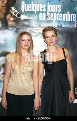 Die französischen Schauspielerinnen Juliette Binoche und Sara Forestier posieren bei der Premiere ihres neuen Films 'Quelques Jours en Septembre' am 4. September 2006 im UGC Elysee Biarritz in Paris. Foto von Thierry Orban/ABACAPRESS.COM Stockfoto