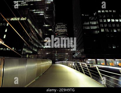 Blick Von Der South Quay Footbridge Auf Die Hell Erleuchtete Bank Towers Von Canary Wharf London England Bei Nacht Stockfoto