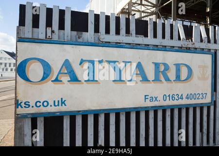 Teil eines Schildes auf einer Werft, wobei nur das Teilwort 'oatyard' sichtbar ist. Chatham Historic Dockyard. England GB. Private Unternehmen mieten Einheiten innerhalb der Werft. (121) Stockfoto