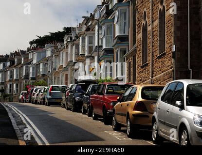 Autos Parken Vor Charming Row Houses In Bedford Road St Ives Cornwall England an EINEM sonnigen Sommertag Mit EIN paar Wolken am Himmel Stockfoto