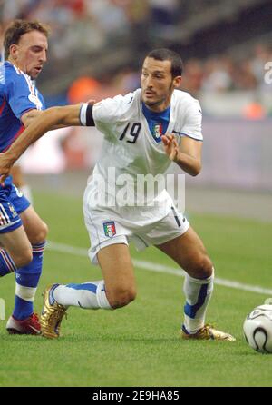 Der Italiener Gianluca Zambrotta tritt beim UEFA European Cup Gruppe B Qualifikationsspiel Frankreich gegen Italien 2008 im Stade de France in Saint-Denis im Norden von Paris gegen Franck Ribery an. Frankreich gewann 3-1, am 6. September 2006. Foto von Guibbaud-Taamalah/Cameleon/ABACAPRESS.COM Stockfoto