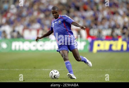 Der französische Eric Abidal im Einsatz während des UEFA European Cup Gruppe B Qualifying Match 2008 Frankreich gegen Italien, im Stade de France in Saint-Denis, Nord Paris. Frankreich gewann 3-1, am 6. September 2006. Foto von Christian Liewig/ABACAPRESS.COM Stockfoto