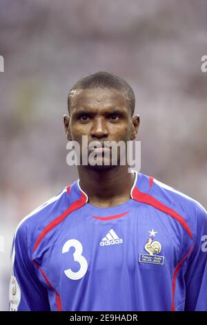 Der französische Eric Abidal beim UEFA European Cup Gruppe B Qualifying Match Frankreich gegen Italien 2008 im Stade de France in Saint-Denis im Norden von Paris. Frankreich gewann 3-1, am 6. September 2006. Foto von Christian Liewig/ABACAPRESS.COM Stockfoto