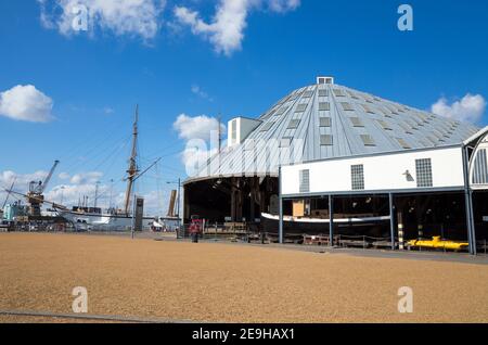 Vorderfassade & Eingang zum Bootshaus Nummer 3 (Big Space) links und rechts, Bootshaus Nummer 4 (überdachter Slip). Chatham historische Werft England Großbritannien. (121) Stockfoto