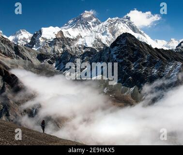 Blick auf den Everest von Gokyo mit Touristen unterwegs Zum Everest-Basislager - Nepal Stockfoto