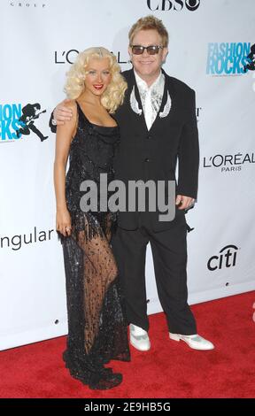 Christina Aguilera und Sir Elton John nehmen an der jährlichen Fashion Rocks 3rd für die Elton John AIDS Foundation Teil, die am 7. September 2006 in der Radio City Music Hall in New York City, NY, USA, stattfand. Foto von Lionel Hahn/ABACAPRESS.COM Stockfoto