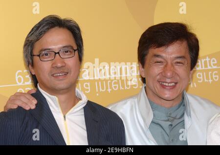 Regisseur Benny Chan posiert mit seinem Bruder Jacky Chan während der Fotozelle für ihren neuen Film 'Rob-B-Hood' beim alljährlichen Venice Film Festival 63rd am 7. September 2006 in Venedig, Italien. Foto von Nicolas Khayat/ABACAPRES.COM Stockfoto