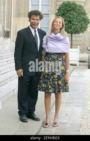 Der französische TV-Moderator Igor Bogdanov und seine Frau Amelie de Bourbon de Parme nehmen am 8. september 2006 an einer feierlichen Zeremonie der Legion d'Honneur im Elysee-Palast in Paris Teil. Foto von Mousse/ABACAPRESS.COM Stockfoto